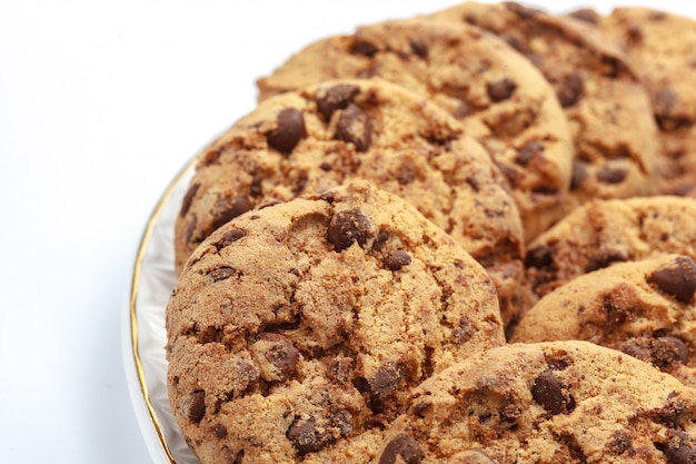 Biscuit aux pépites de chocolat sur blanc