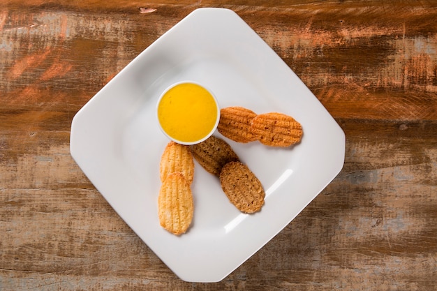 Biscuit Aux Pépites De Chocolat, Cacahuètes Et Goyave Avec Mousse De Mangue