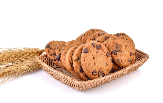 Biscuit aux pépites de chocolat sur fond blanc