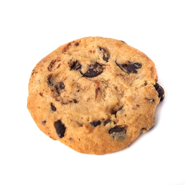 Biscuit aux pépites de chocolat isolé sur fond blanc.