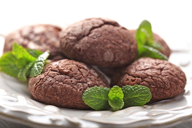 Biscuit aux pépites de chocolat à la menthe en gros plan de la plaque