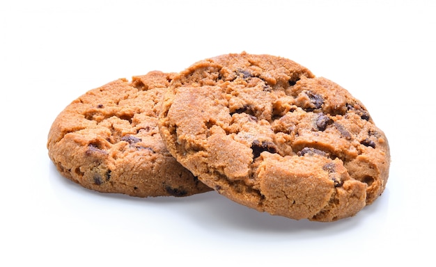 Biscuit aux pépites de chocolat sur une surface blanche