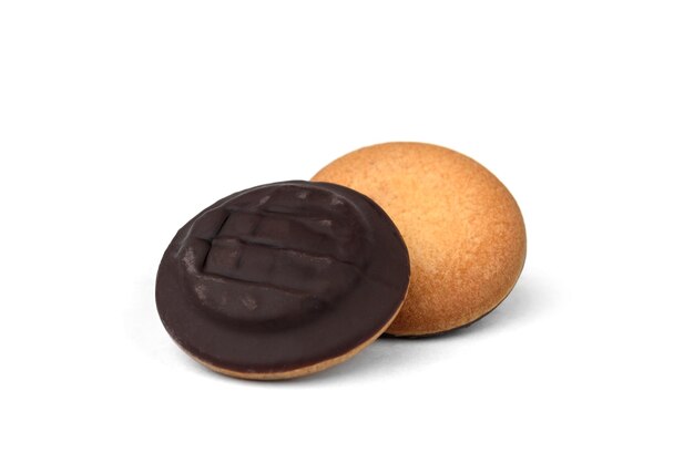 Biscuit biscuit au glaçage au chocolat avec confiture d'orange isolé sur fond blanc.