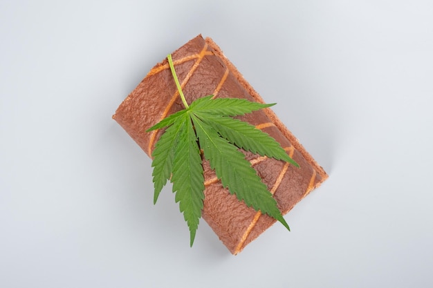 Biscuit cake à l'extrait de chanvre THC et feuille verte de cannabis