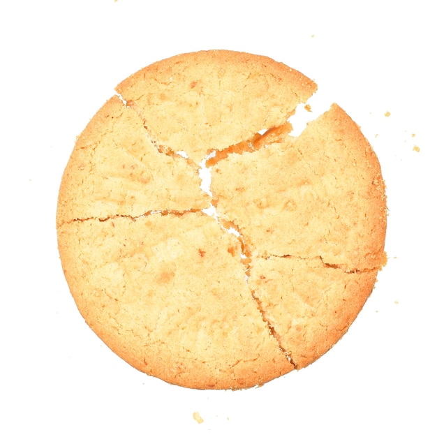 Biscuit cassé isolé sur fond blanc avec un tracé de détourage