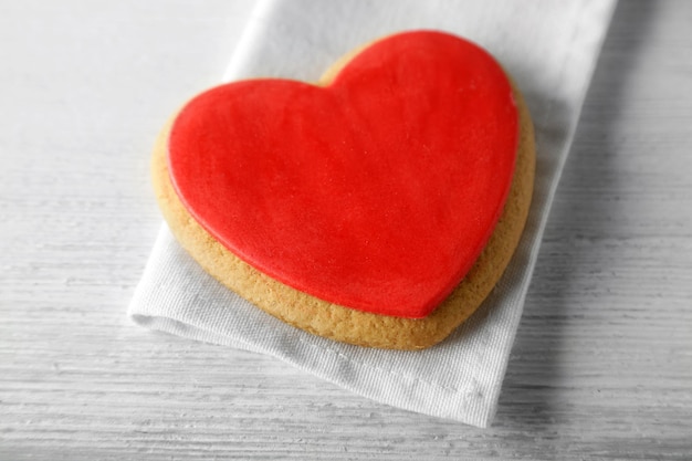 Biscuit coeur Saint Valentin sur fond de bois