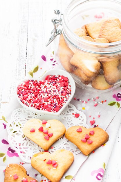 Biscuit comme décor de Saint-Valentin en forme de coeur dans un bocal en verre