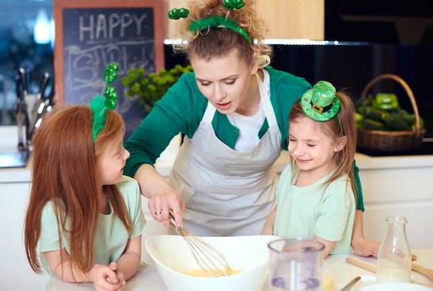 Biscuit ou cupcake familial joyeux ensemble