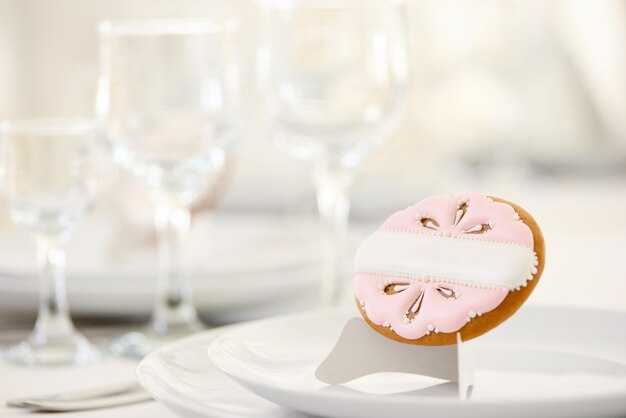 Biscuit décoré avec motif rose et perles blanches