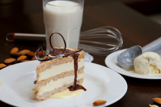 biscuit délicat avec glace et lait