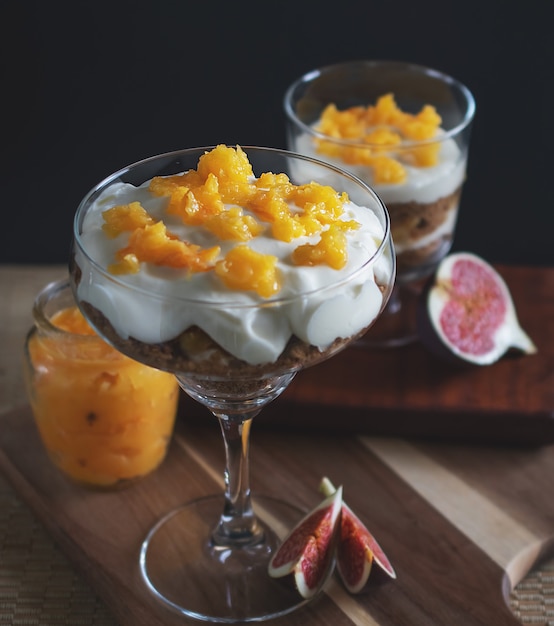 Biscuit dessert avec crème et crème d'orange dans un verre