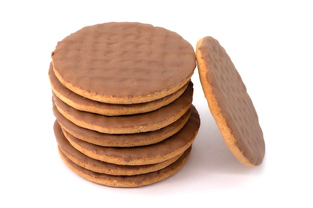 Biscuit enrobé de chocolat isolé sur fond blanc mise au point sélective