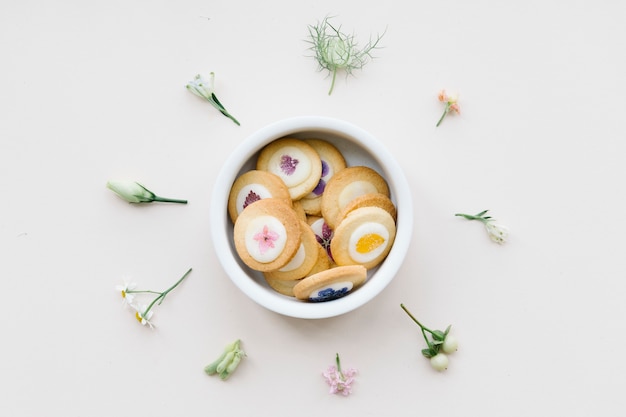 Biscuit floral sur tableau blanc