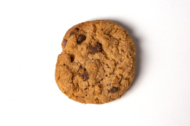 biscuit sur fond blanc avec des gouttes de chocolat