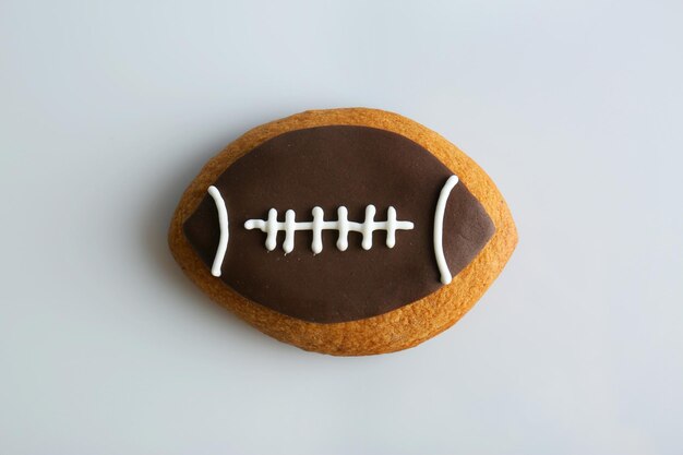 Biscuit de football sur fond blanc