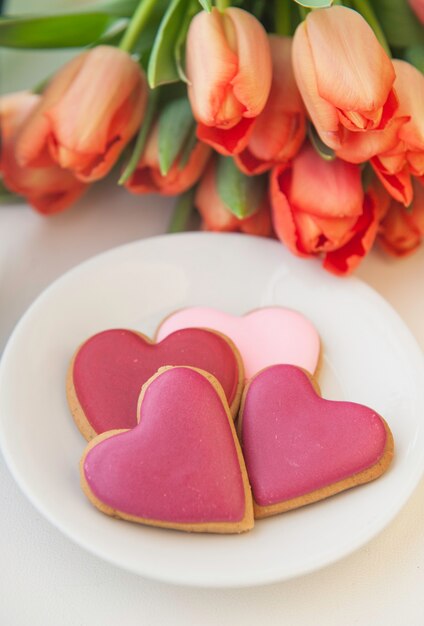 Biscuit en forme de coeur décoré sur blanc