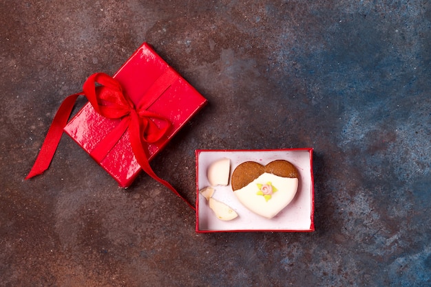 Biscuit en forme de coeur fissuré décoré avec du glaçage en tant que concept de cœur brisé
