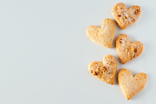 Biscuit en forme de coeur sur fond blanc Biscuits au sucre en forme de coeur aux amandes