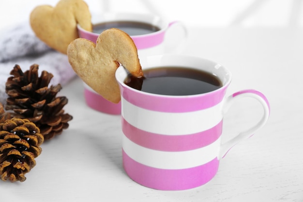 Biscuit en forme de coeur sur une tasse de café sur la table libre