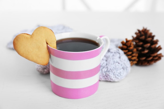 Biscuit en forme de coeur sur une tasse de café sur la table libre