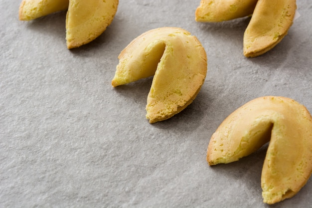 Biscuit de fortune sur pierre grise