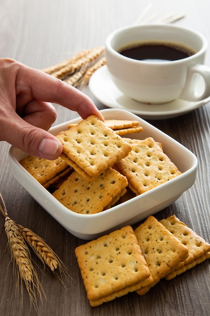 Biscuit fourré au chocolat sur fond de bois