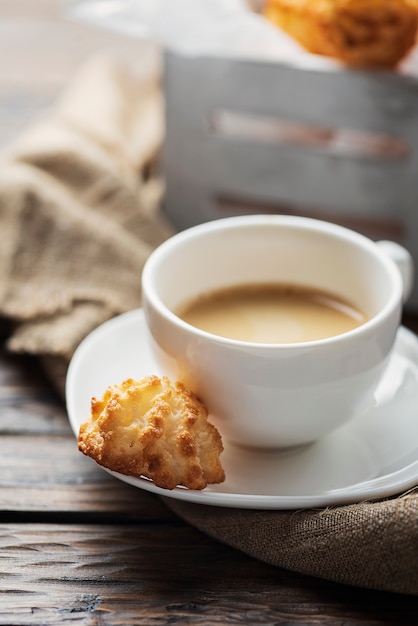 Biscuit italien à la noix de coco avec tasse de café