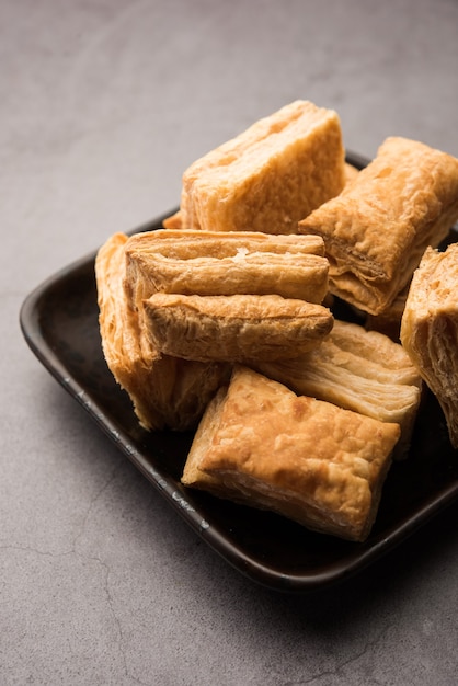 Le biscuit Khari Puff ou la pâte croustillante est une collation indienne à l'heure du thé