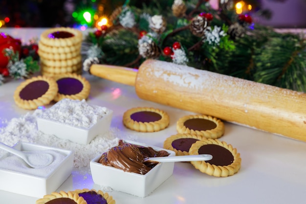 Biscuit linzer de Noël avec tartinade aux noisettes à l'intérieur