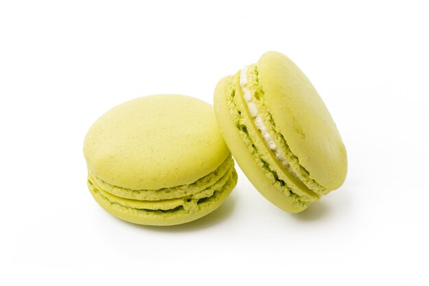 Biscuit macaron de couleur française isolé