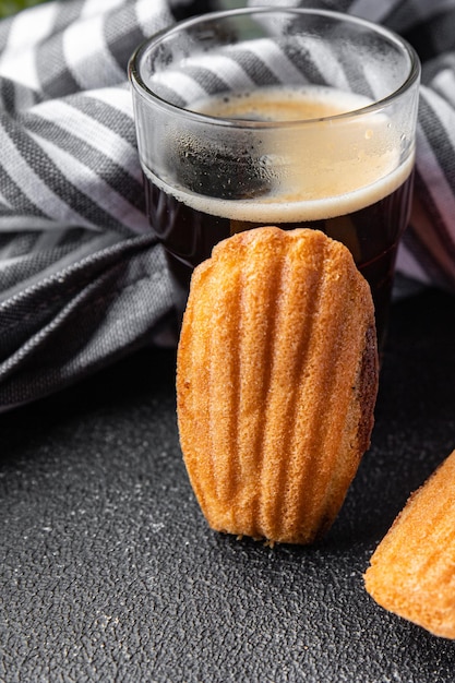 Biscuit madeleine biscuits dessert sucré délicieux en-cas repas sain collation alimentaire sur la table