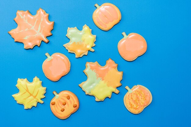 Biscuit maison sucré avec glaçage sur fond bleu foncé composition à plat