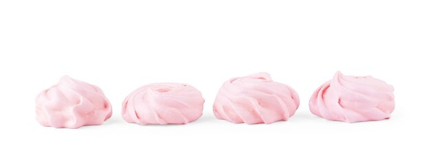 Biscuit meringué isolé. Meringue torsadée rose croustillante douce sur fond blanc.