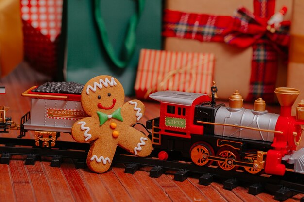 Biscuit de Noël avec cadeaux et train jouet