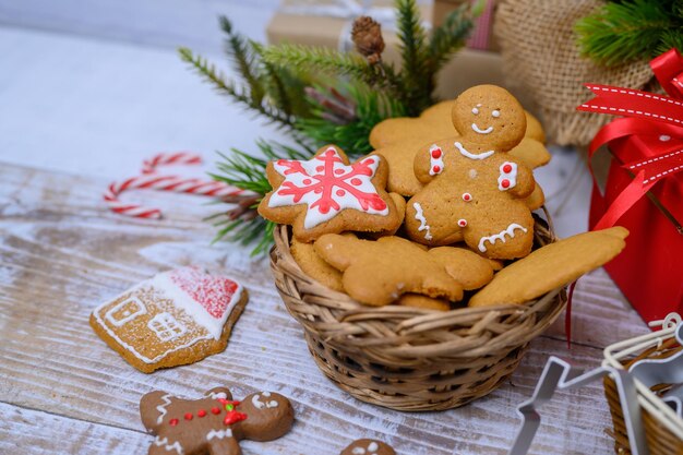 Biscuit de Noël fait maison pour Noël et bonne année. Cuisson du pain d'épice pendant les vacances d'hiver à la maison.