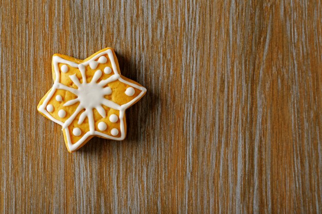 Biscuit de Noël sur table en bois