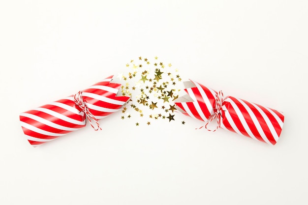 Biscuit de Noël tiré sur un fond blanc craquelins