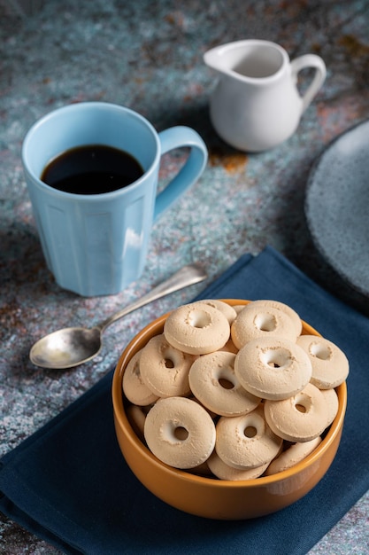 Biscuit à la noix de coco Biscuits à la noise de coco dans un bol