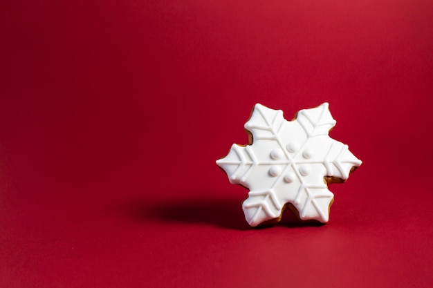 Biscuit de pain d'épice de flocon de neige sur rouge