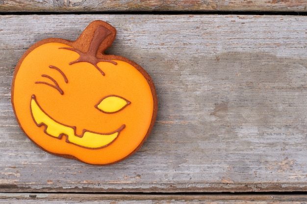 Biscuit de pain d'épice Halloween sur fond de bois biscuit gingembre orange en forme de citrouille avec c...