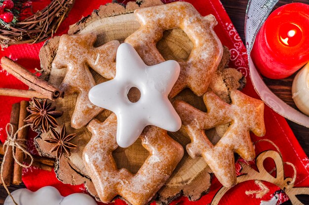 Biscuit de pain d'épice de Noël avec des épices sur la table