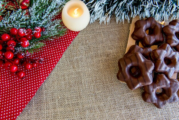 Biscuit ou pain d'épice de Noël sur la table de Noël