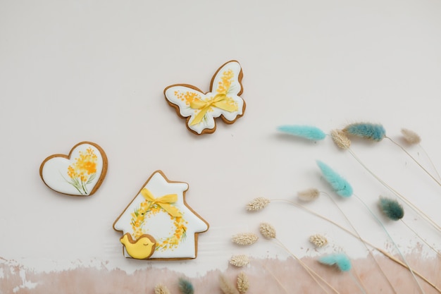 Biscuit de pain d'épice de Pâques sur blanc