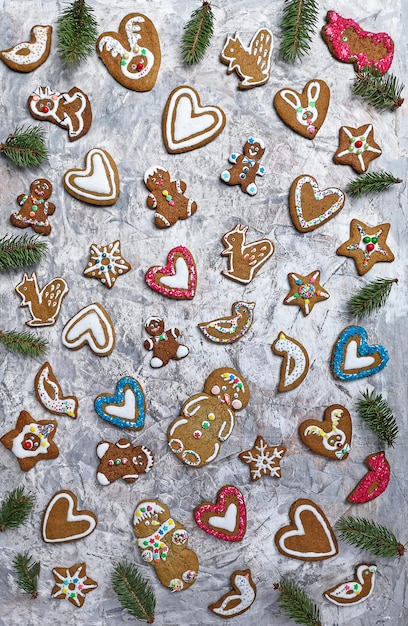 Biscuit de pain d'épice pour les vacances d'hiver Épices et décorations de pain d'épice de Noël avec des branches de sapin