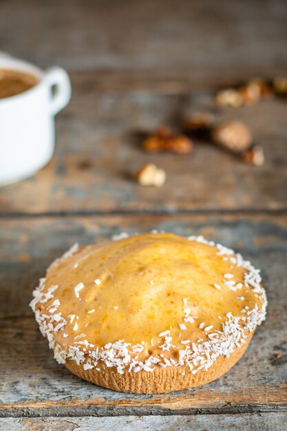 Biscuit de pâtisserie sucré remplissage de baies gâteau cuit au four tartelette dessert sucré