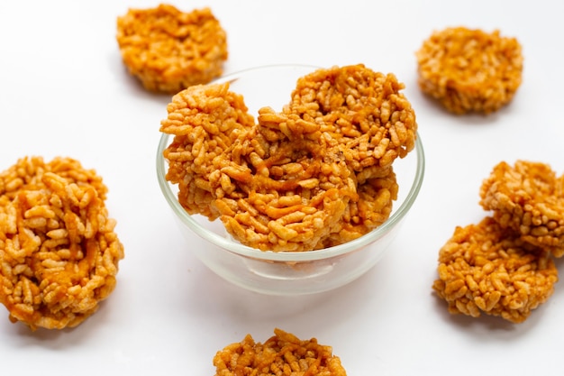 Biscuit de riz au sucre de coco sur blanc