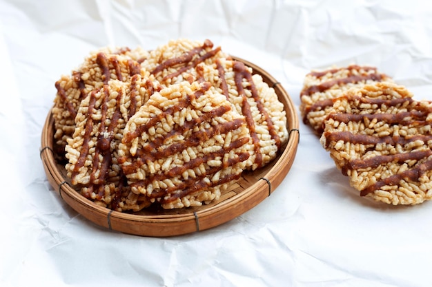 Biscuit De Riz Au Sucre De Cocotier Sur Blanc