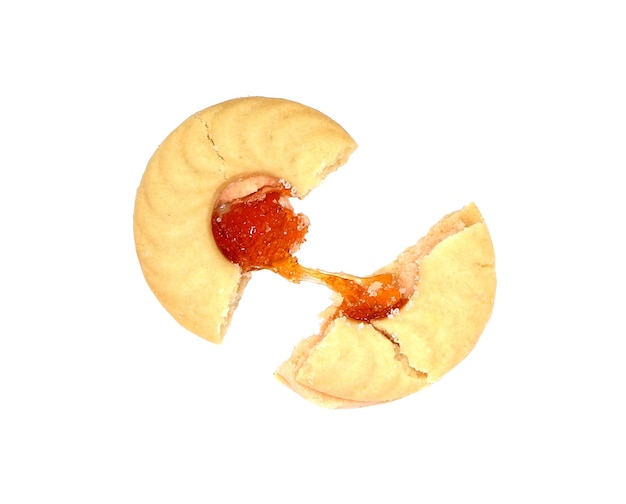 Biscuit rond aux pépites de chocolat avec crème aux fraises isolé sur un tracé de détourage fond blanc