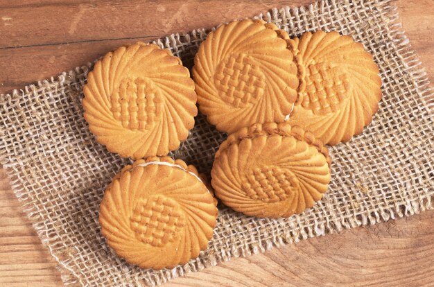 Biscuit rond fourré au lait