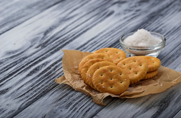 Biscuit salé et sel sur fond en bois